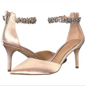 NWT. Champagne Satin Badgley Mischka Pumps Size 7